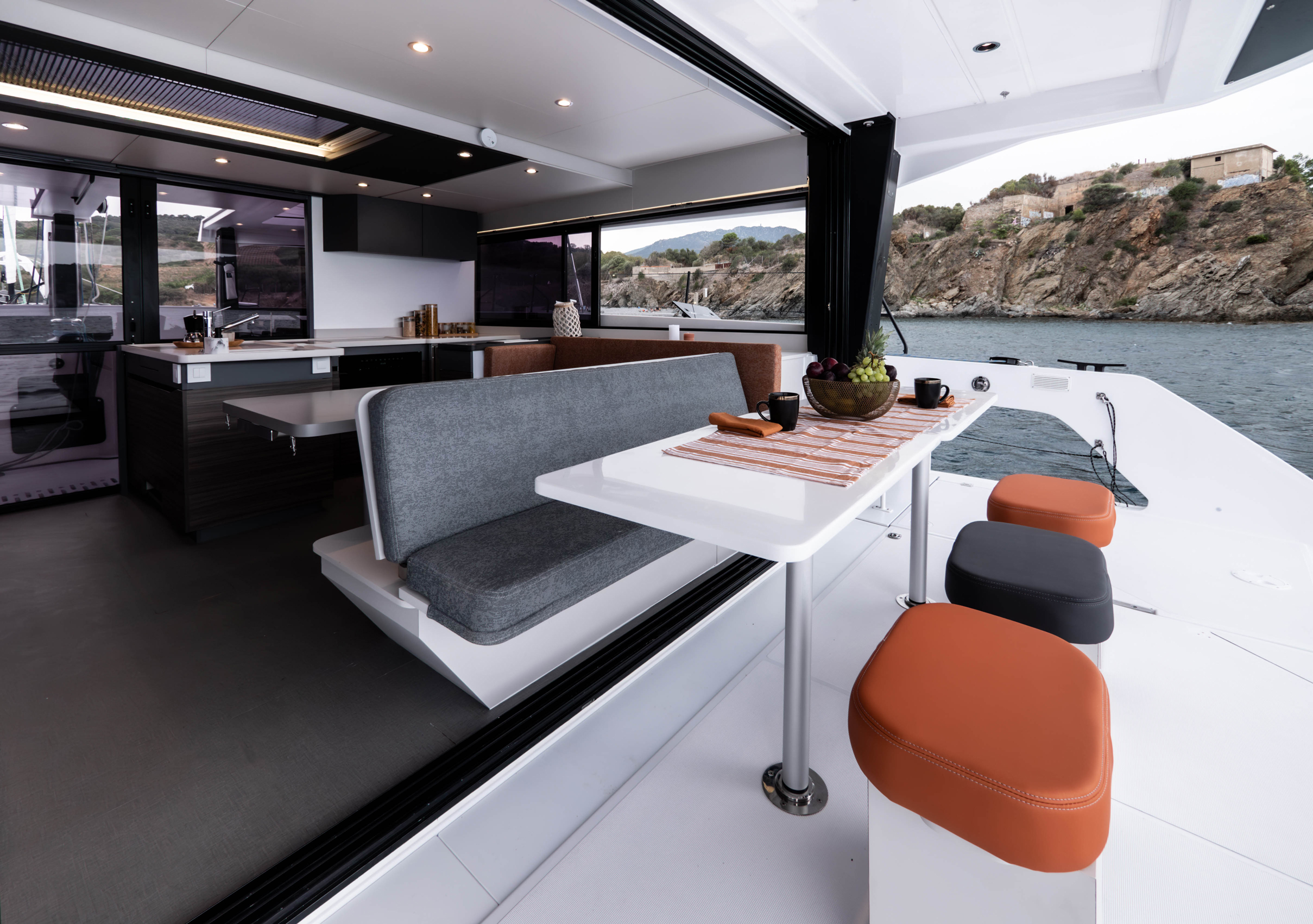 Harmonie-Horizon L shaped galley Windelo 50 Yachting